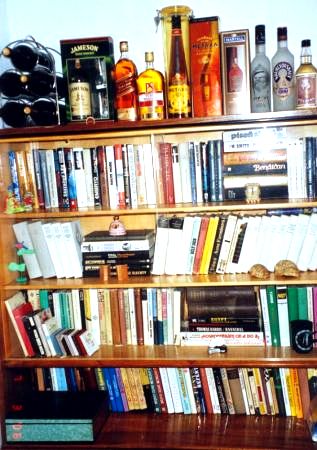 Tak takhle kdysi vypadala horn� ��st na�� knihovny. Ten alkohol ov�em postupn� podleh� zk�ze...