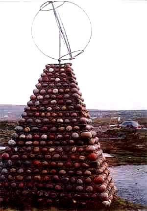 Tak jsem zachytil symbolickou mohylu - pr�v� tudy proch�z� severn� pol�rn� kruh...